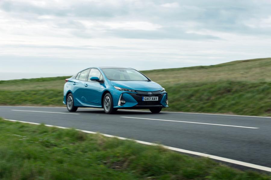  Toyota Prius Plug-in Hybrid 2017 года  (UK) (фото 2 из 28)